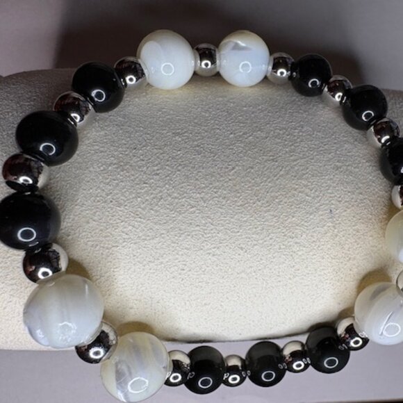 This combination symbolizes harmony—balancing strength and serenity. - Picture 2 of 3